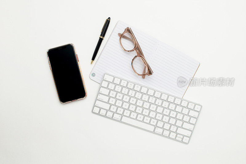 静物平面——智能手机、笔记本、眼镜、键盘、夹子和一支笔