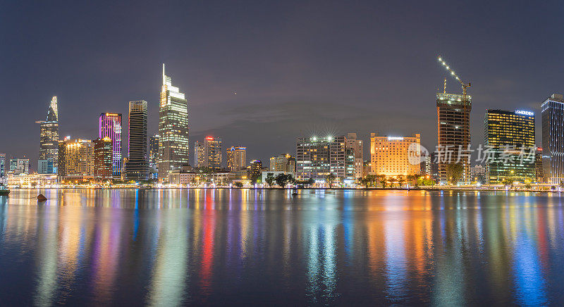 夜景胡志明市天际线和摩天大楼在胡志明市市中心的心脏业务中心