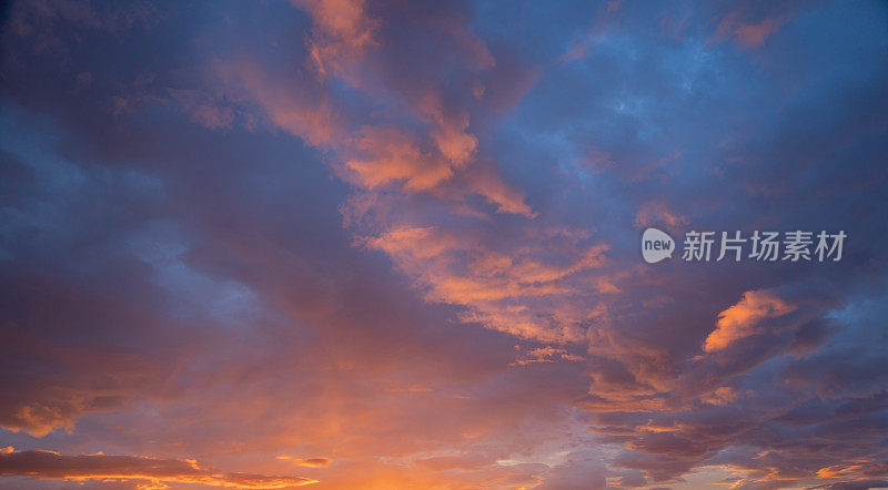 日落的天空。抽象的自然背景。黄昏时分，蓝色和橙色的彩云引人注目。