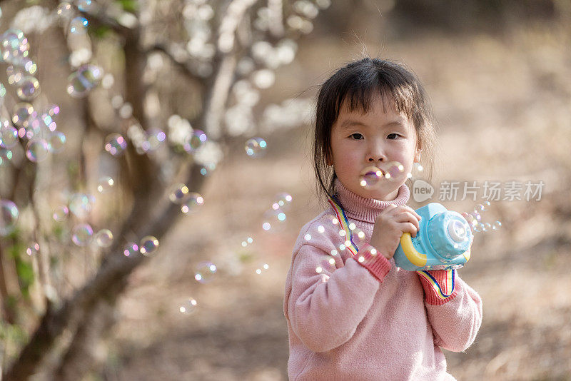 一个亚洲女孩在梅林里玩玩具