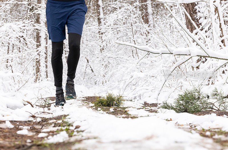 冬天，男人的腿在林间小路上奔跑。