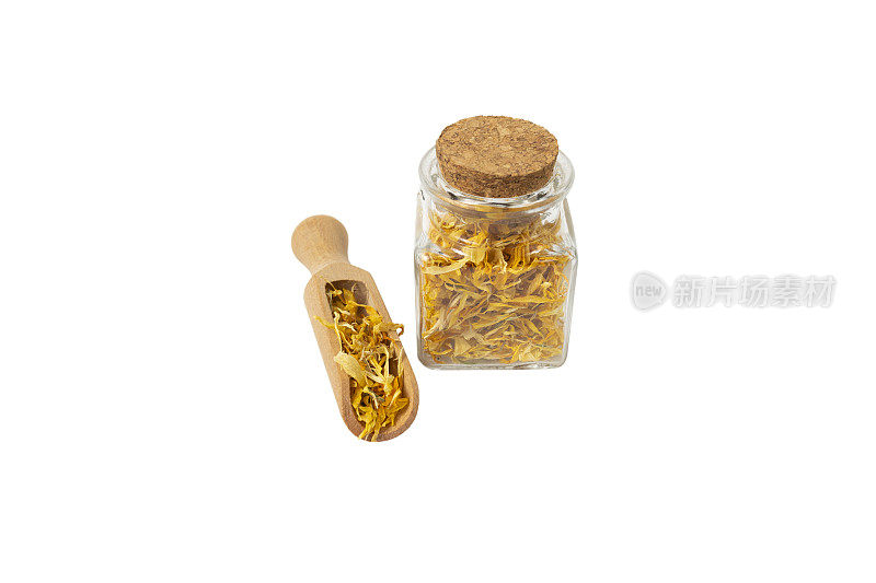 干金盏花或万寿菊花瓣在木勺和玻璃罐孤立在白色背景上。