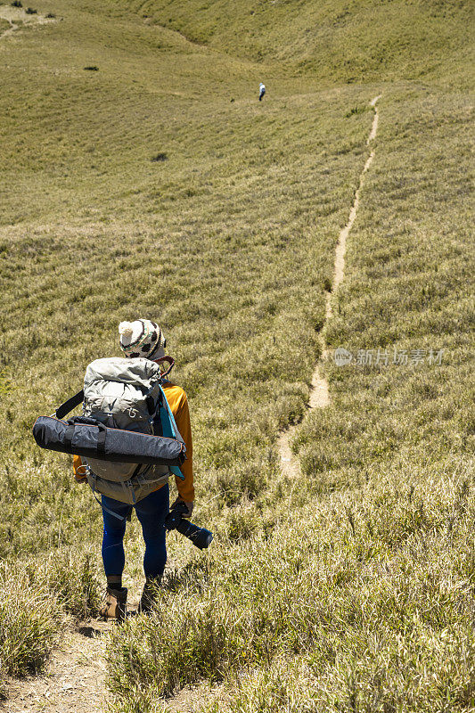 徒步旅行者独自走在山顶上。