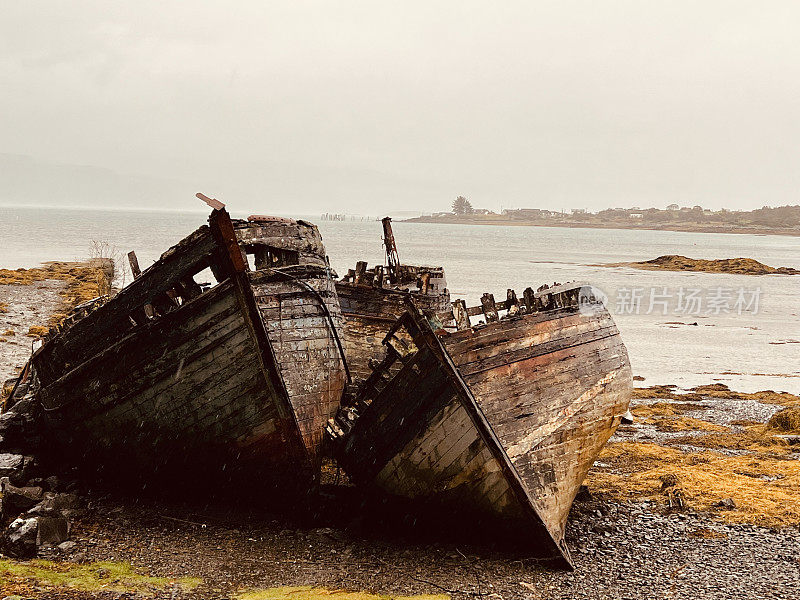 两艘旧船的废弃残骸