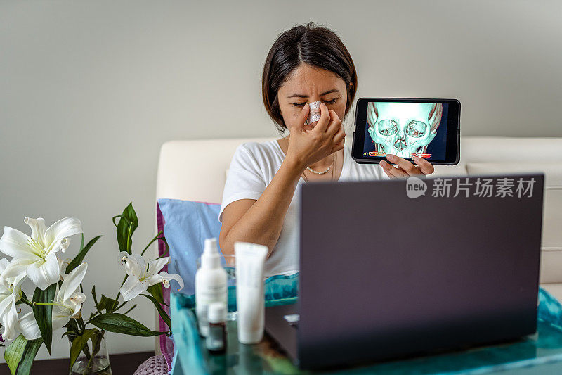 一名年轻女子正在通过视频电话与她的医生进行在线咨询