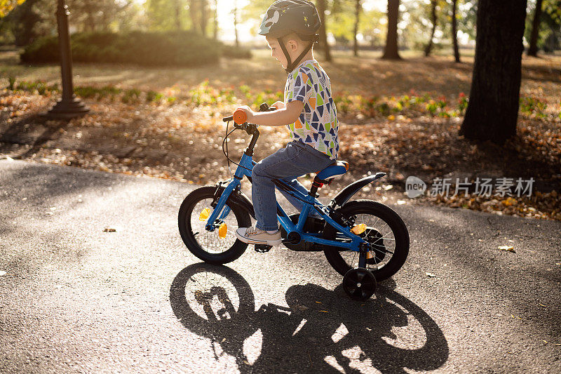 一个男孩在公园里骑自行车