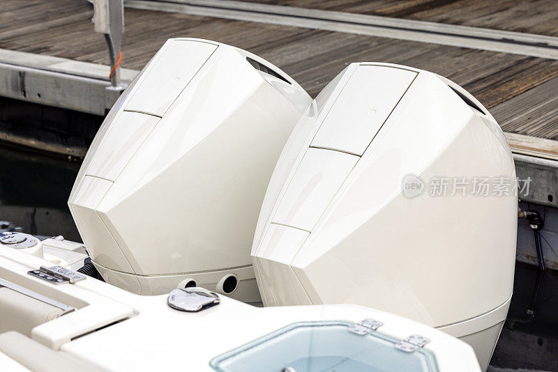 近景现代摩托艇与两个引擎停泊在码头