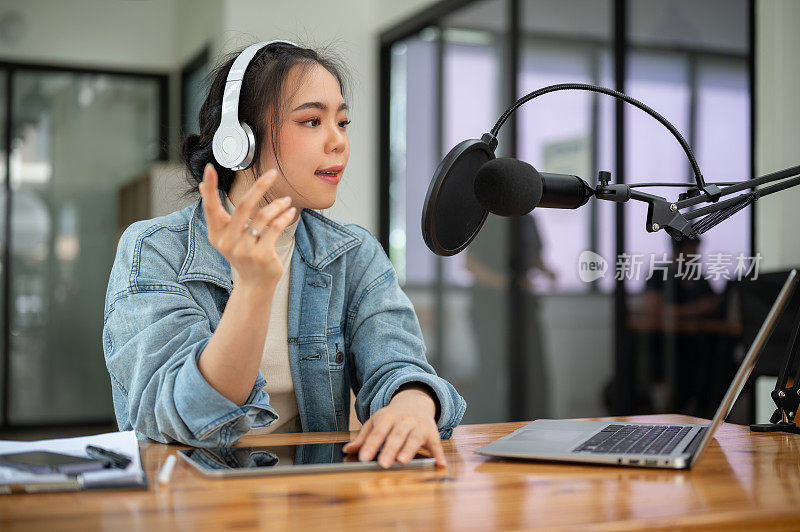 一位专业的亚洲女性电台主持人或播客主持人正对着麦克风宣布新闻