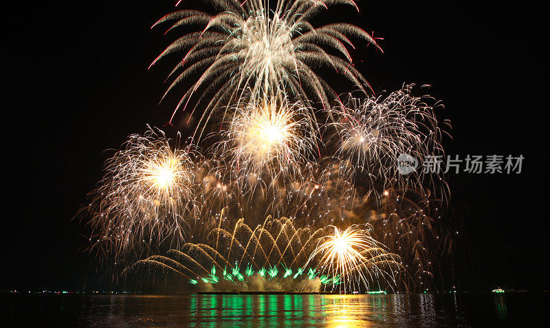 在芭堤雅国际烟花节拍摄的美丽多彩的烟花夜景