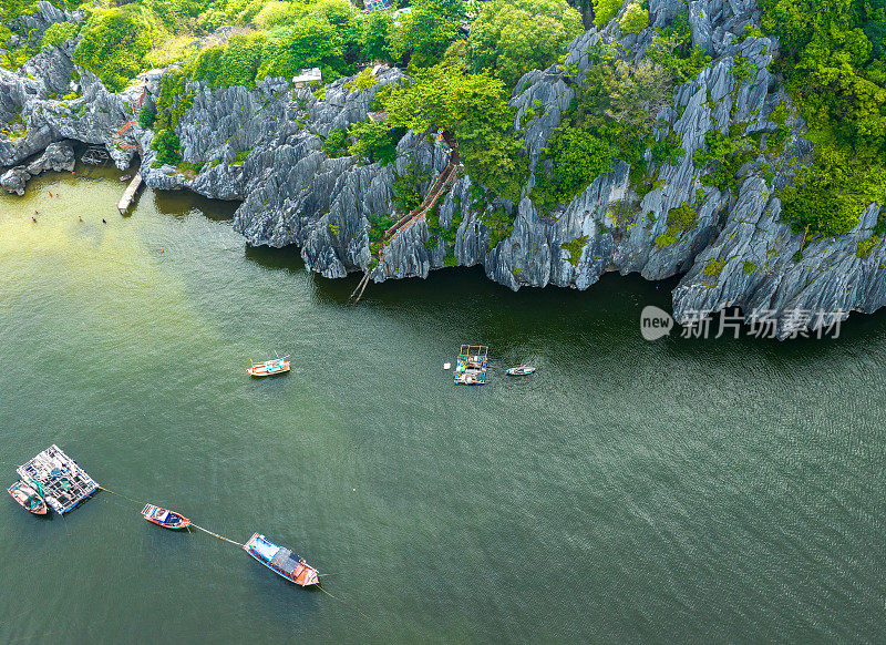 越南西南部，热带岛屿，江省Nghe岛，石灰岩岛屿的蓝色海水的抽象航空照片