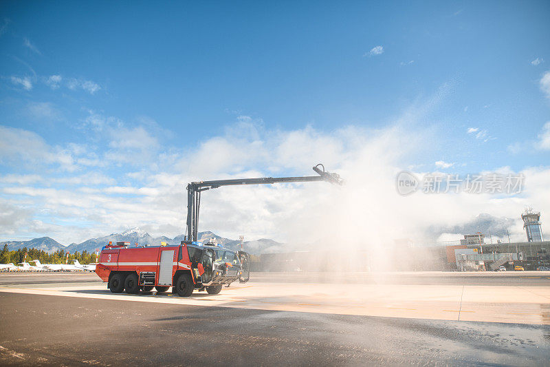 消防车在机场跑道上喷水