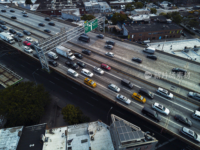 纽约布鲁克林工业区上方交通繁忙的公园大道。上午在Gowanus高速公路上行驶的汽车鸟瞰图