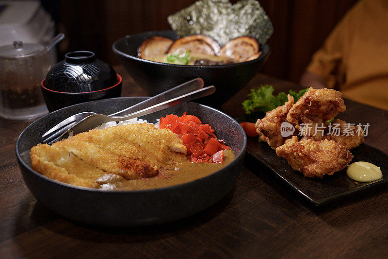 猪肉排咖喱饭，鸡肉拉面，和tonkatsu拉面，代表了日本传统美食