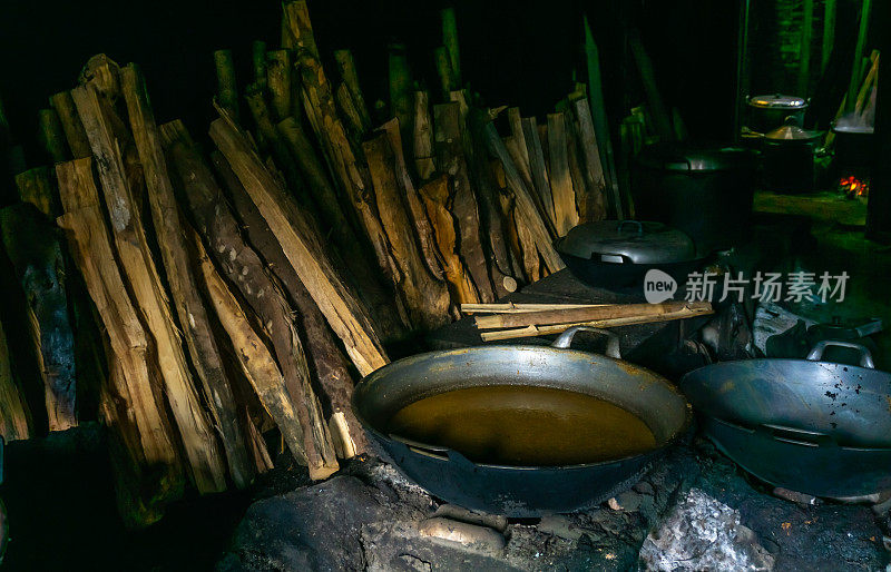 传统的印尼厨房氛围，用柴火做饭…