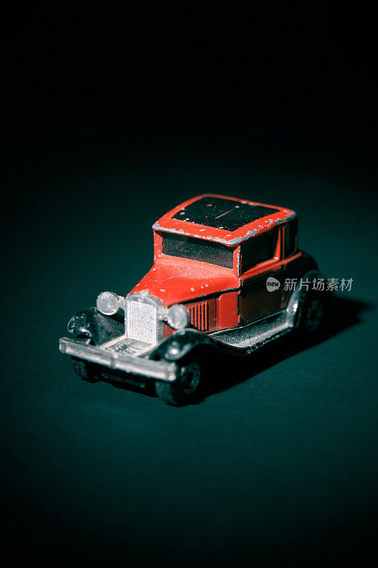 旧红色玩具车
