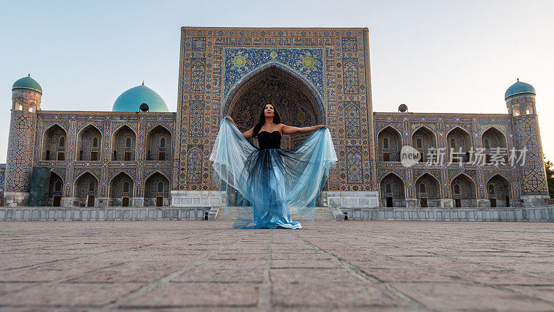 乌兹别克斯坦撒马尔罕，身着蓝色连衣裙的女士