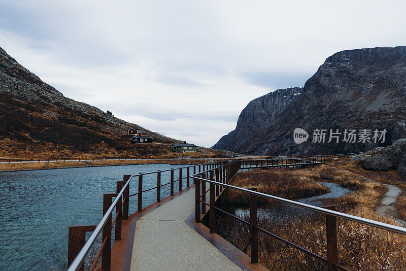 在挪威的特罗尔斯蒂根，观赏风景优美的山村和流动的河流