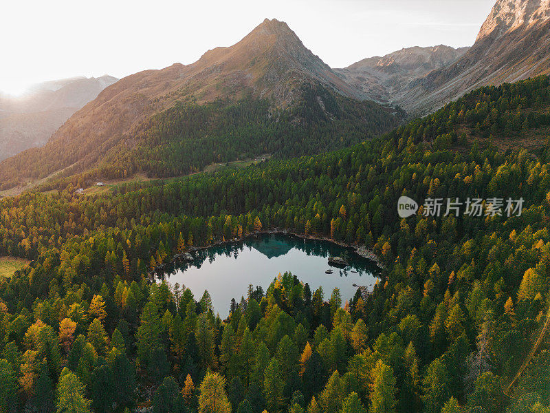 秋季瑞士阿尔卑斯山原始湖泊鸟瞰图