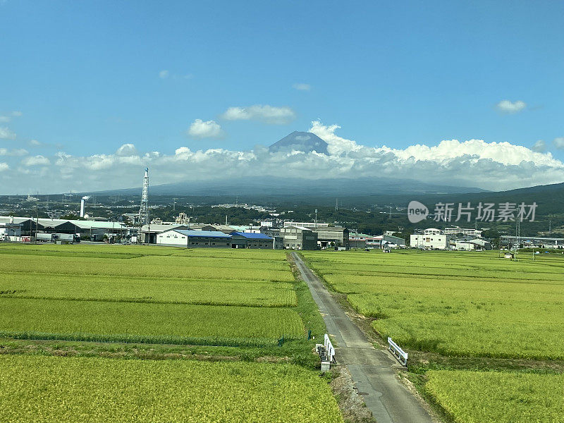 日本——新干线上的富士山