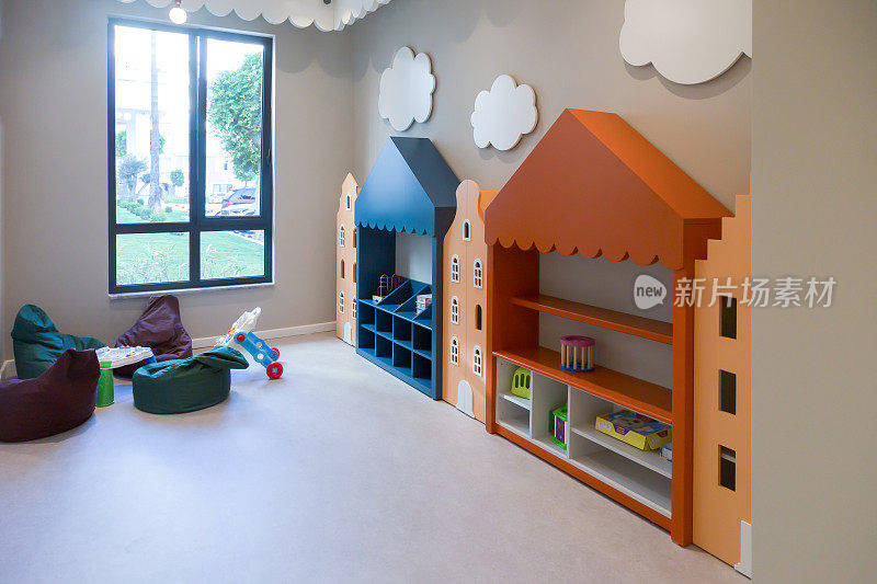 宽敞的儿童房内部，有家具和大窗户