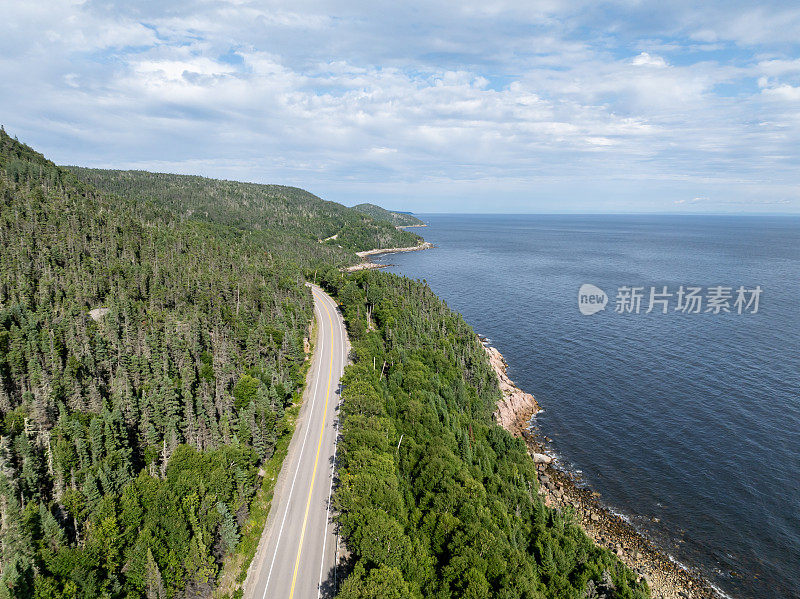 夏季，加拿大魁北克省北部海岸138号高速公路鸟瞰图