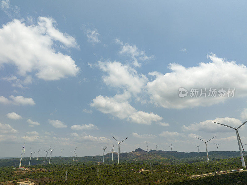 位于越南中部高地达克省一座小山上的风力发电厂