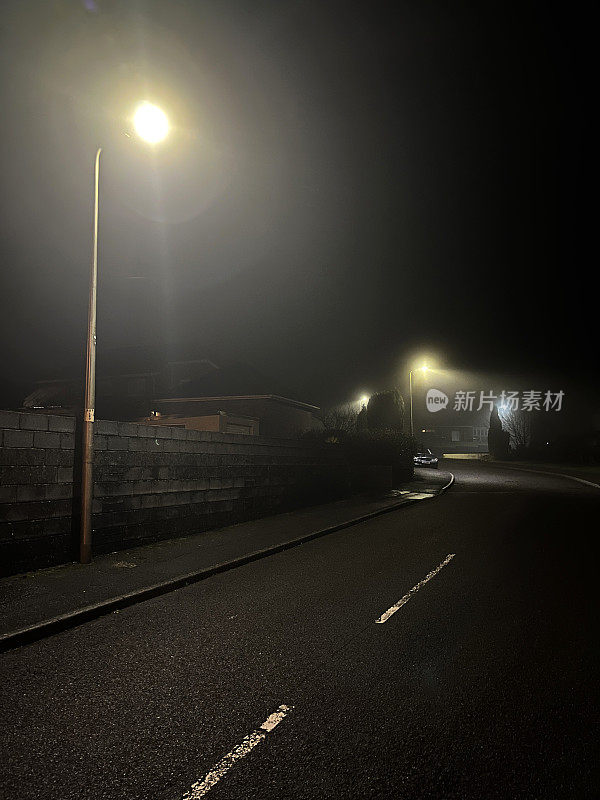 雾蒙蒙的夜晚，空荡荡的街道