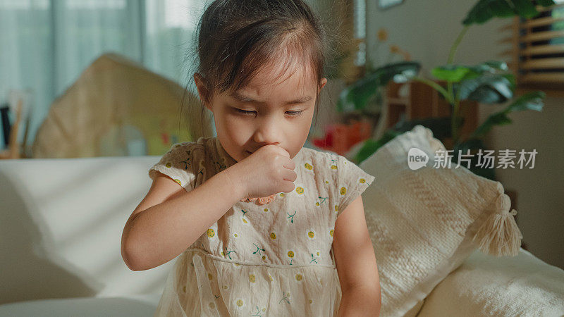 亚洲女孩在生病的时候咳嗽，在家里发烧，感冒和流感。患病女孩有健康状况和家庭健康。