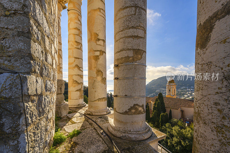 从地中海古奥古斯都纪念碑和拉图尔比教堂顶部的圆柱内观看，位于法国历史悠久的拉图尔比镇。