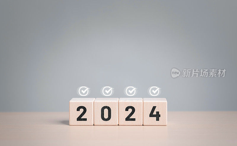 设定2024年的基准清单目标成功项目计划。在木块上写上2024的数字，并更正符号符号。业务设定目标。规划和挑战工作策略。