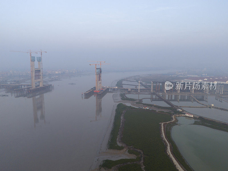 清晨，正在建设中的跨海大桥的航拍照片