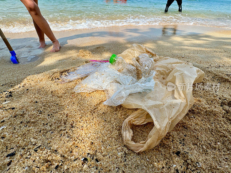 海滩上到处是塑料垃圾