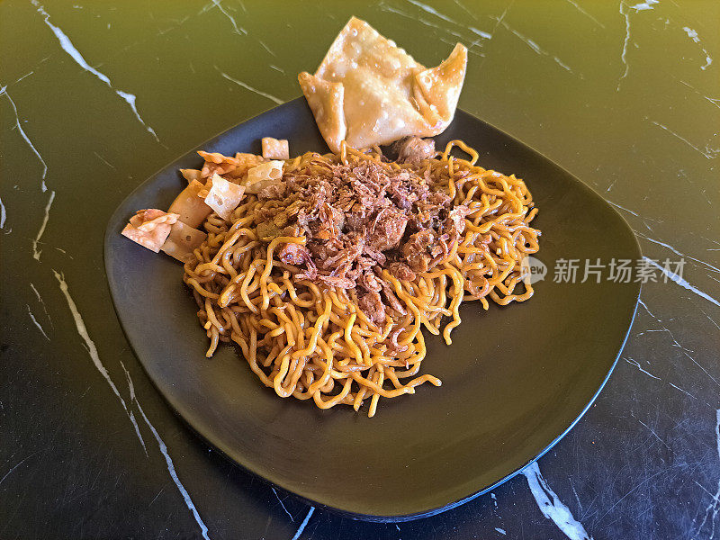 美味的炒面或米羹配鸡肉，煎饺子和炒洋葱。炒饭。食品菜单。