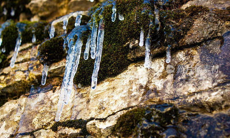 冰柱上有石坡，融化的冰上有多石、多苔的山，岩石，自然景观。