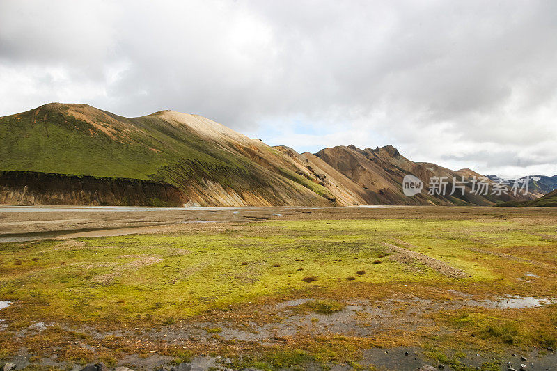 冰岛Laugevegur步道起点的Landmannalaugar周围引人注目的山景