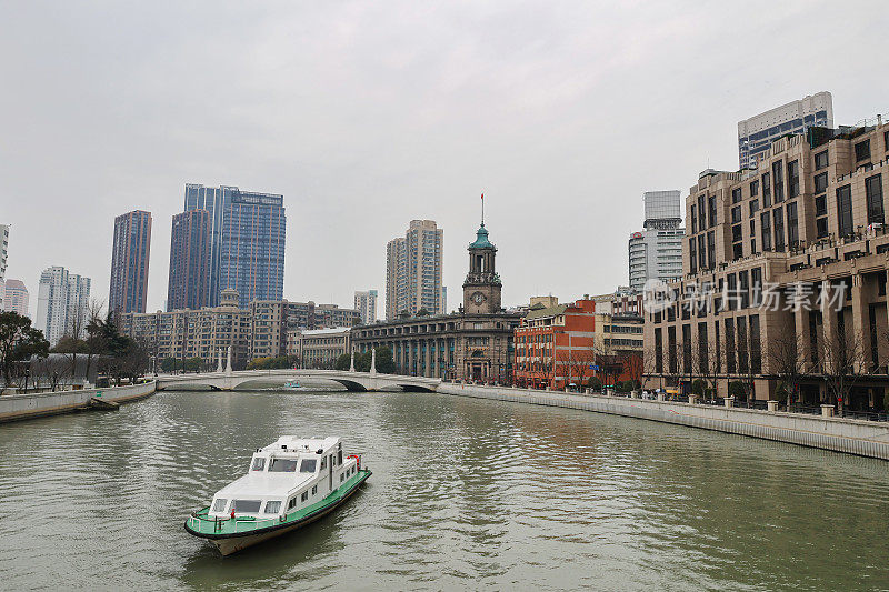 河景与船只运行的背景和许多建筑物。