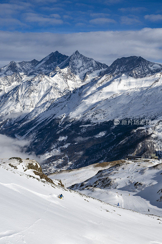 一名女子在瑞士滑雪胜地的下坡滑雪