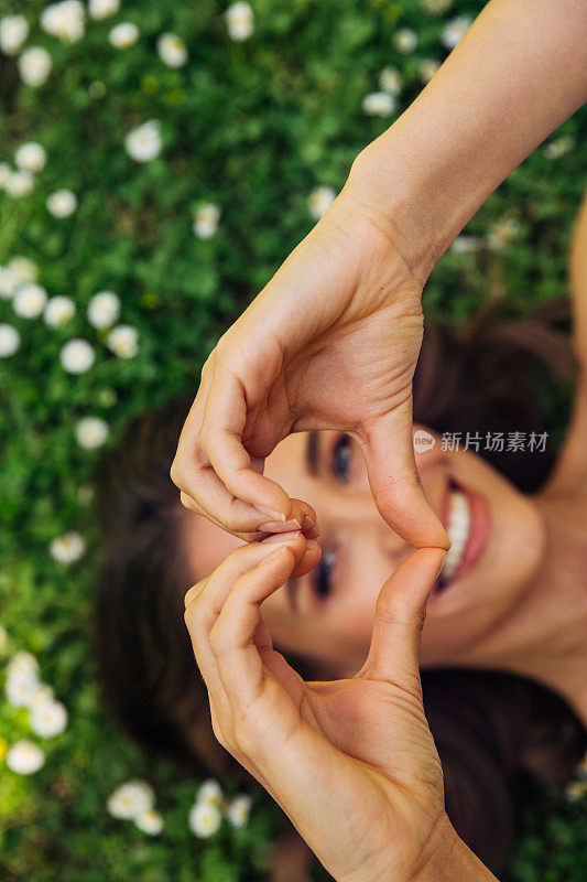 美丽的年轻女孩卷发在甘菊田