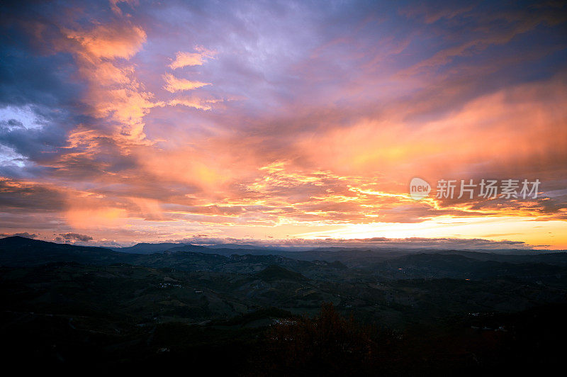 夕阳下浪漫的粉色天空。