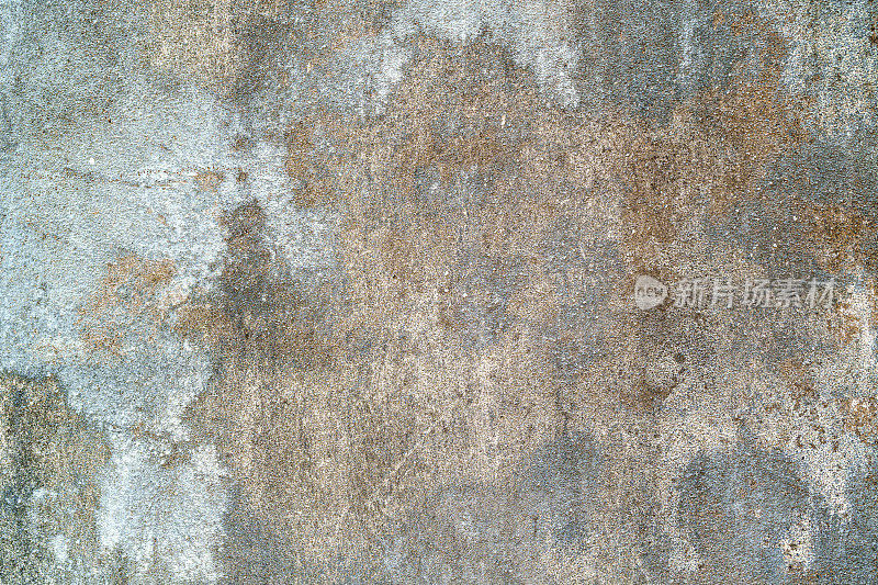 水泥墙面背景表面粗糙，有剥落、裂缝和受潮现象