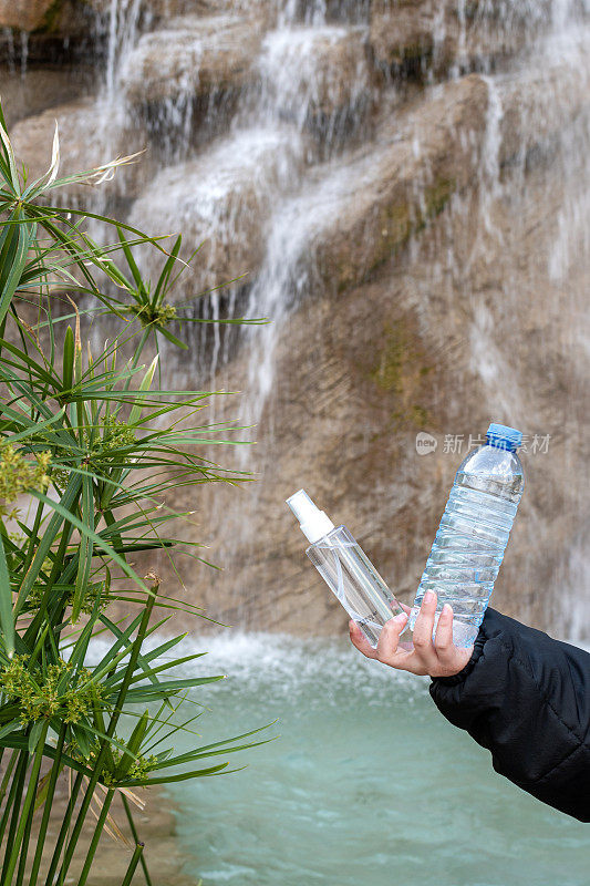 一个女孩倒古龙水，拿着水瓶