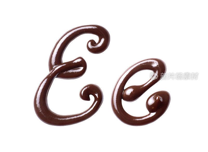 由融化的巧克力制成的拉丁字母的大小字母E，孤立在白色的背景上