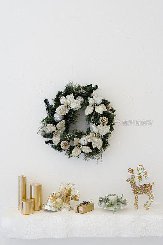 圣诞花环和圣诞装饰品，白色背景