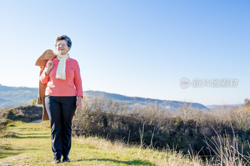 老妇人徒步旅行