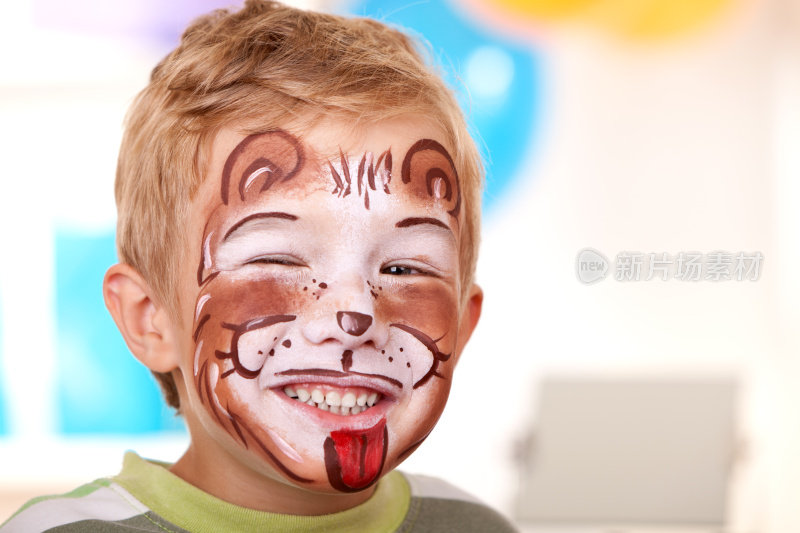 在生日聚会上，小男孩把脸画成狮子