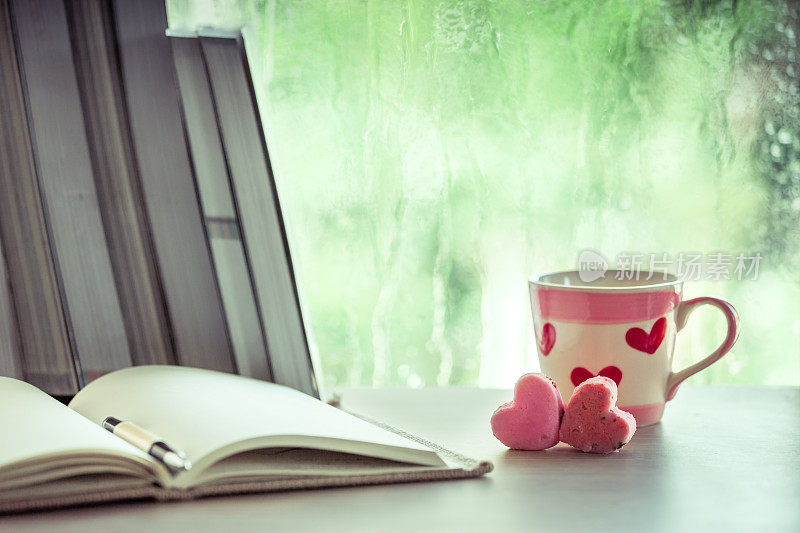 心粉饼干，咖啡杯和笔记本