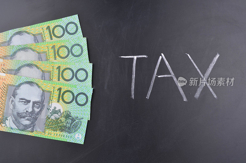 黑板上的100澳元钞票上写着“税”