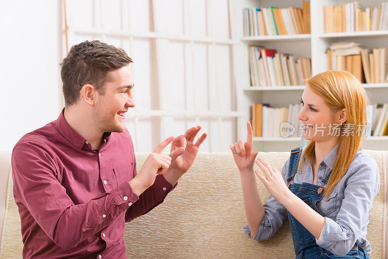 一个聋子和他女朋友用手语交流