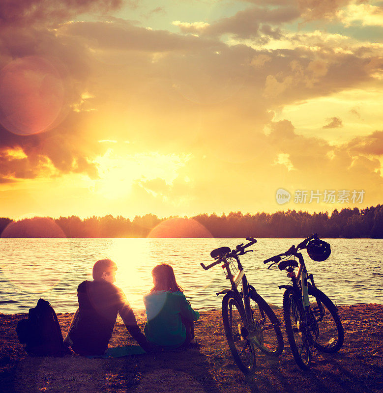 在湖边骑自行车的浪漫情侣