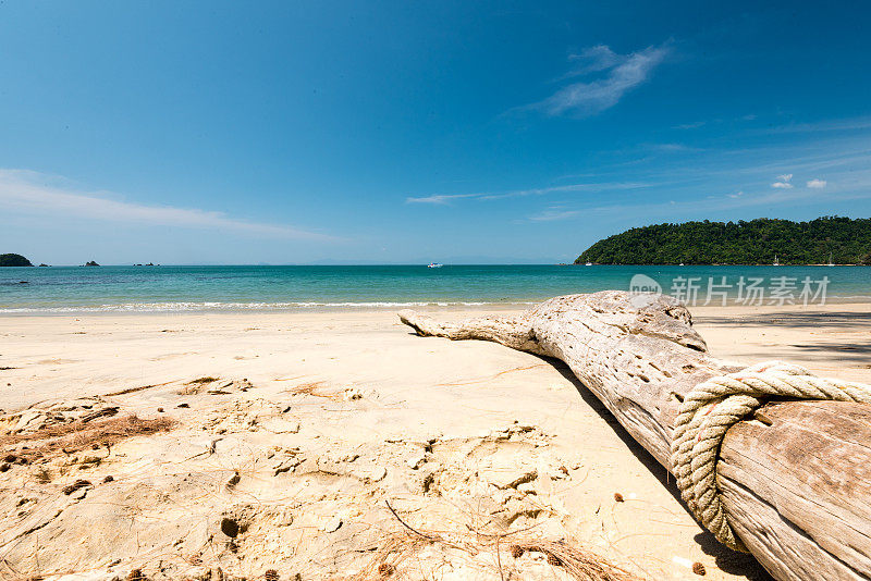 漂浮的木头和绳子在空旷的海滩上